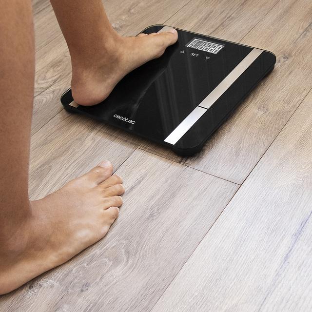 Bilancia pesapersone digitale Surface Precision 9450 Full Healthy. Con piattaforma di vetro temperato ad alta sicurezza, display LCD invertito e capacità massima di 180 kg. Senza connettività, colore nero.