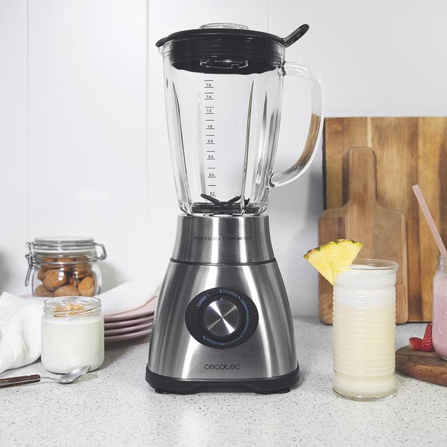 Mixeur-blender Power Black Titanium 1800. Avec 1800 W de puissance, lame de 6 feuilles revêtues en titane noir, filtre pour liquides, bol thermorésistant et fonction Turbo.