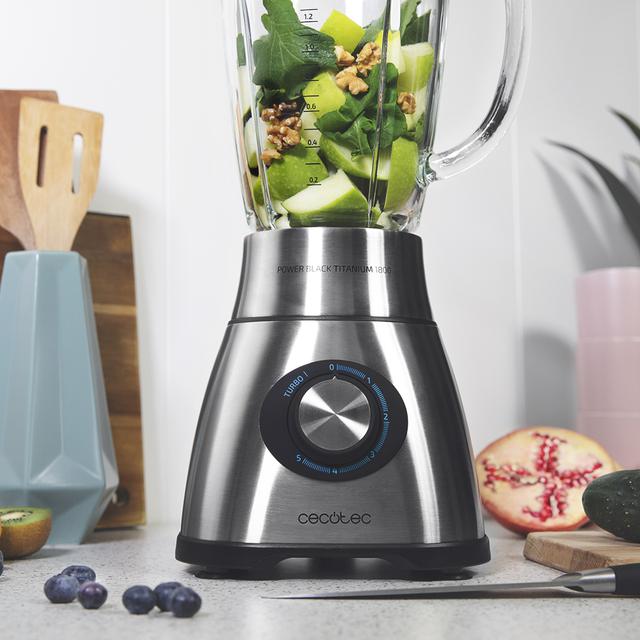 Mixeur-blender Power Black Titanium 1800. Avec 1800 W de puissance, lame de 6 feuilles revêtues en titane noir, filtre pour liquides, bol thermorésistant et fonction Turbo.