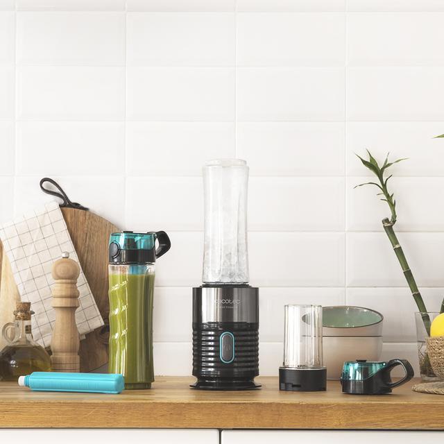 Batidora Cecotec Power Titanium FreshGo en cocina con accesorios incluidos