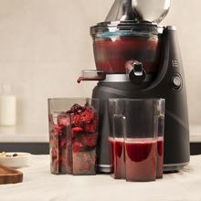 Estrattore a freddo Juice&Live 1500 Pro. 250 W di potenza, canale XL, velocità lenta di 45 giri/min, BPA-free