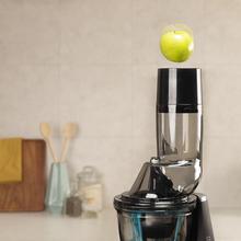 Estrattore a freddo Juice&Live 1500 Pro. 250 W di potenza, canale XL, velocità lenta di 45 giri/min, BPA-free