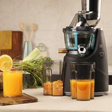 Estrattore a freddo Juice&Live 1500 Pro. 250 W di potenza, canale XL, velocità lenta di 45 giri/min, BPA-free