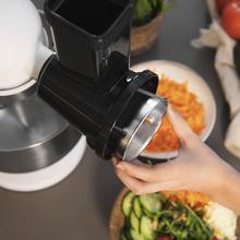 Accessoire pour robot pétrisseur Twist&Fusion Salad. 3 tambours interchangeables en acier inoxydable qui conviennent pour découper, trancher ou râper les aliments. Compatible avec la gamme de robots pétrisseurs Twist&Fusion.