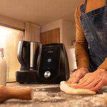 Robot de cuisine multifonctions Mambo 12090. 1700 W, 30 fonctions, connexion via Wi-Fi, écran TFT tactile de 7", balance et bol en acier inoxydable qui convient pour un nettoyage au lave-vaisselle.