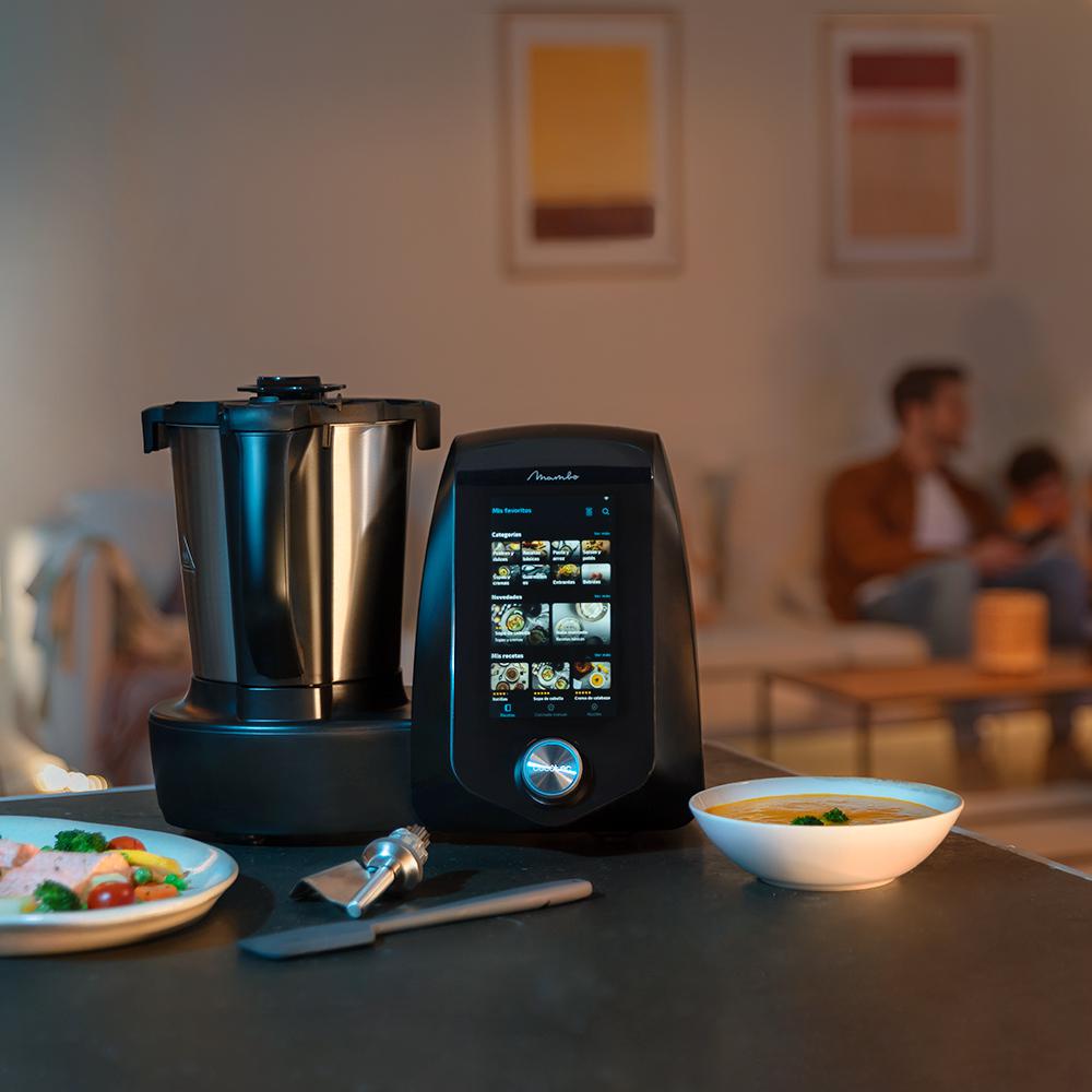 Robot de cuisine multifonctions Mambo 12090. 1700 W, 30 fonctions, connexion via Wi-Fi, écran TFT tactile de 7", balance et bol en acier inoxydable qui convient pour un nettoyage au lave-vaisselle.