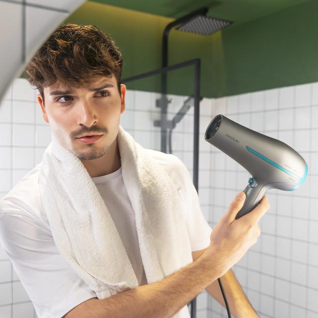 Secador Cecotec IoniCare 5200 Aura Black en uso durante el secado del cabello