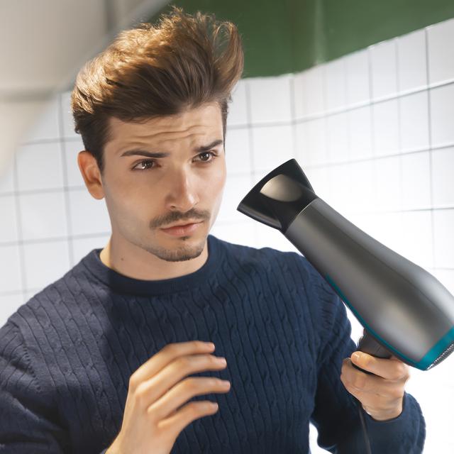 Secador Cecotec IoniCare 5200 Aura Black secando el cabello con gran caudal de aire
