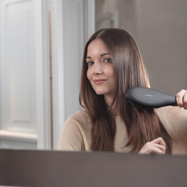 Warmluftbürste mit Ionisator und Beschichtung aus Keratin und Arganöl.