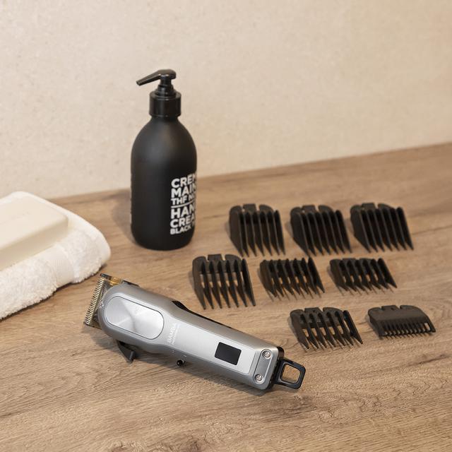 Tondeuse à cheveux Bamba PrecisionCare Pro Clipper Titanium Go. Batterie au lithium, lames en acier inoxydable, autonomie jusqu'à 2 heures, 8 peignes, réglage de précision, utilisation avec et sans fil