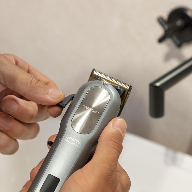 PrecisionCare Pro Clipper Titanium Go Clipper. Lithium-Akku, Klingen aus Edelstahl, Autonomie bis zu 2 Stunden, 8 Kämme, Feineinstellung, kabelgebunden und kabellos einsetzbar