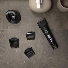 Aparador de cabelo Bamba PrecisionCare Wet&Dry. Lâminas de aço inoxidável com revestimento de titânio, bateria de lítio, autonomia até 120 min, comprimentos de 0,5-30 mm, 8 pentes