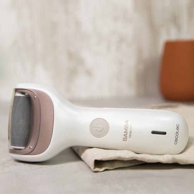CECOTEC Bamba SkinCare Silky sobre toalla para cuidado de pies