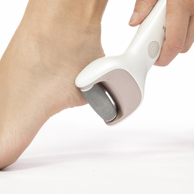 CECOTEC Bamba SkinCare Silky suavizando la piel del pie con rodillo