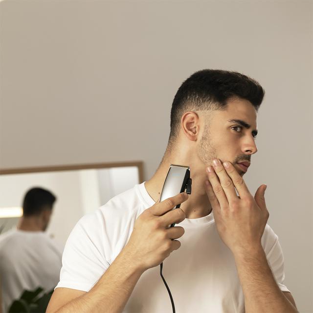 Cortapelos CECOTEC Bamba PrecisionCare Power Blade Titanium retocando barba y cuello