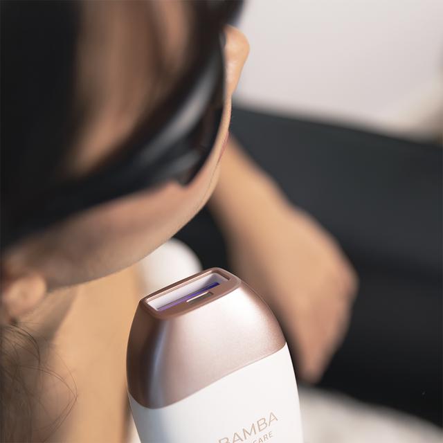 Ventana de disparo de la CECOTEC Bamba SkinCare IPL Quartz con gafas de protección