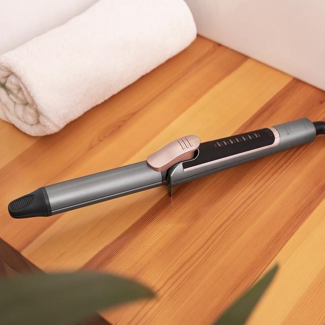 Plancha CECOTEC Bamba RitualCare 1000 Titanium 2in1 sobre superficie de madera