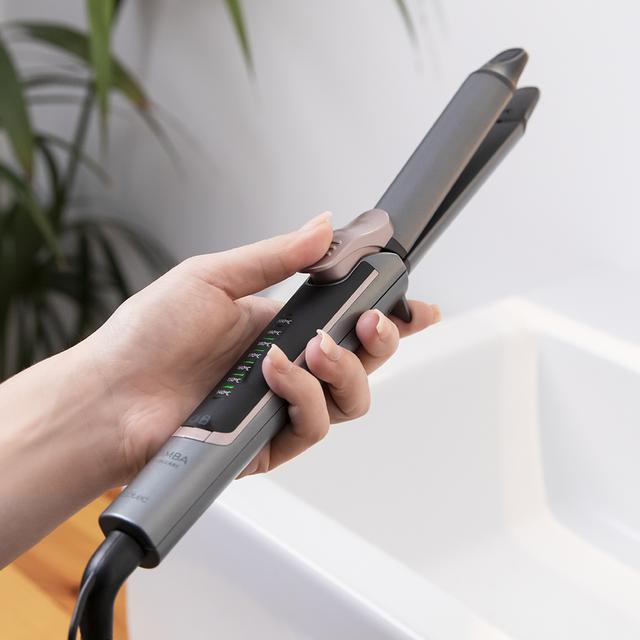 Plancha de pelo CECOTEC Bamba RitualCare 1000 Titanium 2in1 en la mano