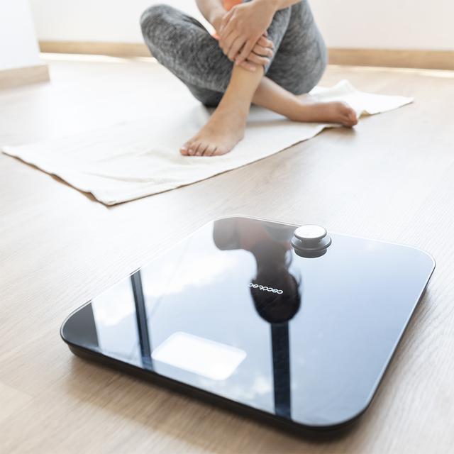 Pèse-personne Surface Precision EcoPower 10000 Healthy Black. Avec bouton-poussoir, surface en verre trempé très sécurisée et capteurs de précision