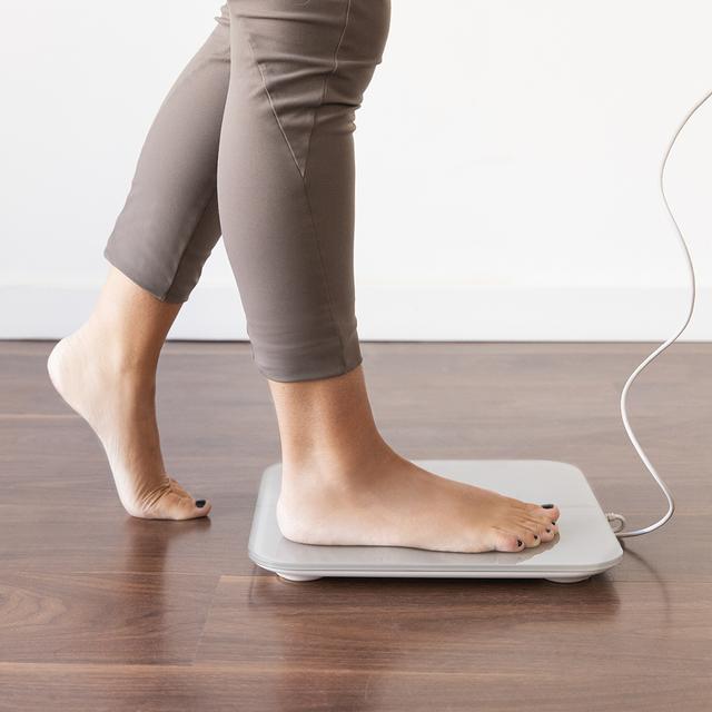 Bilancia pesapersone Surface Precision 10600 Smart Healthy Pro Beige. Con app, connettività Bluetooth, barra con sensori per misurazione di bioimpedenza, 15 parametri, design extra piatto