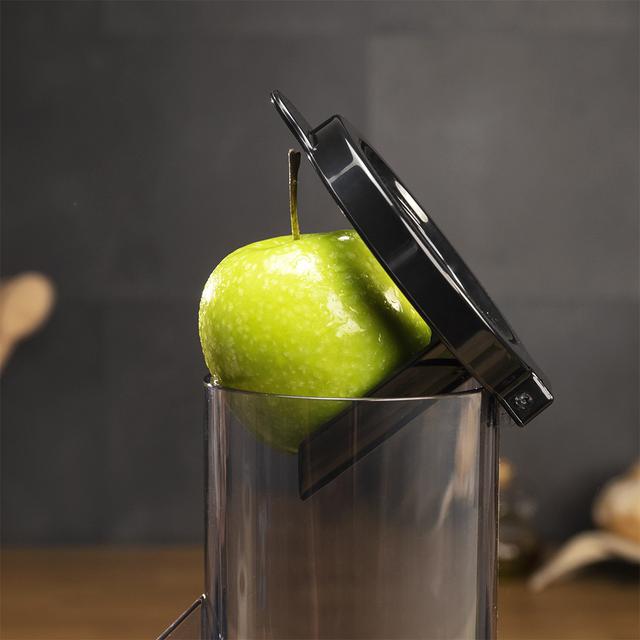 Estrattore a freddo Juice&Live 2500 EasyClean da 200 W di potenza, filtro EasyClean facile da pulire e canale XL con doppia uscita per frutta e verdura intera.