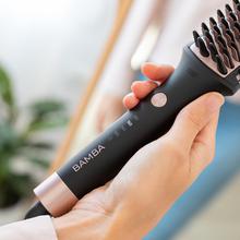 Brosse lissante Bamba InstantCare 1200 Look Brush. 56 W, revêtement en céramique et en tourmaline, contrôle de la température de 120 °C à 180 °C, préchauffage en 60 secondes et sac de voyage.