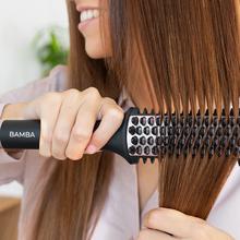 Brosse lissante Bamba InstantCare 1200 Look Brush. 56 W, revêtement en céramique et en tourmaline, contrôle de la température de 120 °C à 180 °C, préchauffage en 60 secondes et sac de voyage.