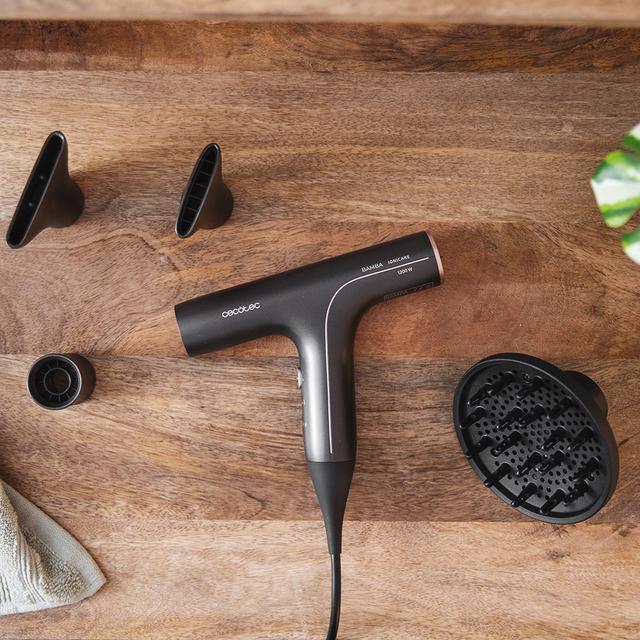 Sèche-cheveux avec moteur numérique, des Ions Réels, Extreme Protect et fonction d’auto-nettoyage.