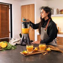 Mixeur-blender Power Black Titanium 1800 Go. 1800 W, acier inoxydable, lame de 6 feuilles revêtues en titane noir, bol en verre fondu d’1,8 L de capacité et bouteille portable incluse.