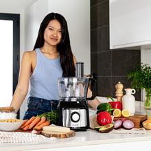 Comino 1000 Küchenmaschine mit 1000 W, 2 Geschwindigkeiten und Pulse Funktion. 2-Liter-Bowl und 1,8-Liter-Kanne. 3 Schneidscheiben, Zerkleinerungsmesser, Knetmesser, Entsafter und Aufschlagscheibe. Gehäuse aus Kunststoff und rostfreiem Stahl.