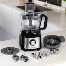 Comino 1000 Küchenmaschine mit 1000 W, 2 Geschwindigkeiten und Pulse Funktion. 2-Liter-Bowl und 1,8-Liter-Kanne. 3 Schneidscheiben, Zerkleinerungsmesser, Knetmesser, Entsafter und Aufschlagscheibe. Gehäuse aus Kunststoff und rostfreiem Stahl.