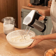 PowerTwist 500 Full Steel Whisk Mixer mit 500-W-Motor, 5 Geschwindigkeiten plus Turbofunktion und drei Zubehörteilen: Ballon-Schneebesen, Schneebesen und Knethaken.