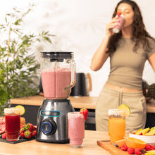 Power Black Titanium 2200MAX Smooth Blender com acabamentos em aço inoxidável, potência máxima de 2200 W, lâmina revestida em titânio preto e capacidade de 1,8 L.