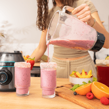 Power Black Titanium 2200MAX Smooth Blender com acabamentos em aço inoxidável, potência máxima de 2200 W, lâmina revestida em titânio preto e capacidade de 1,8 L.