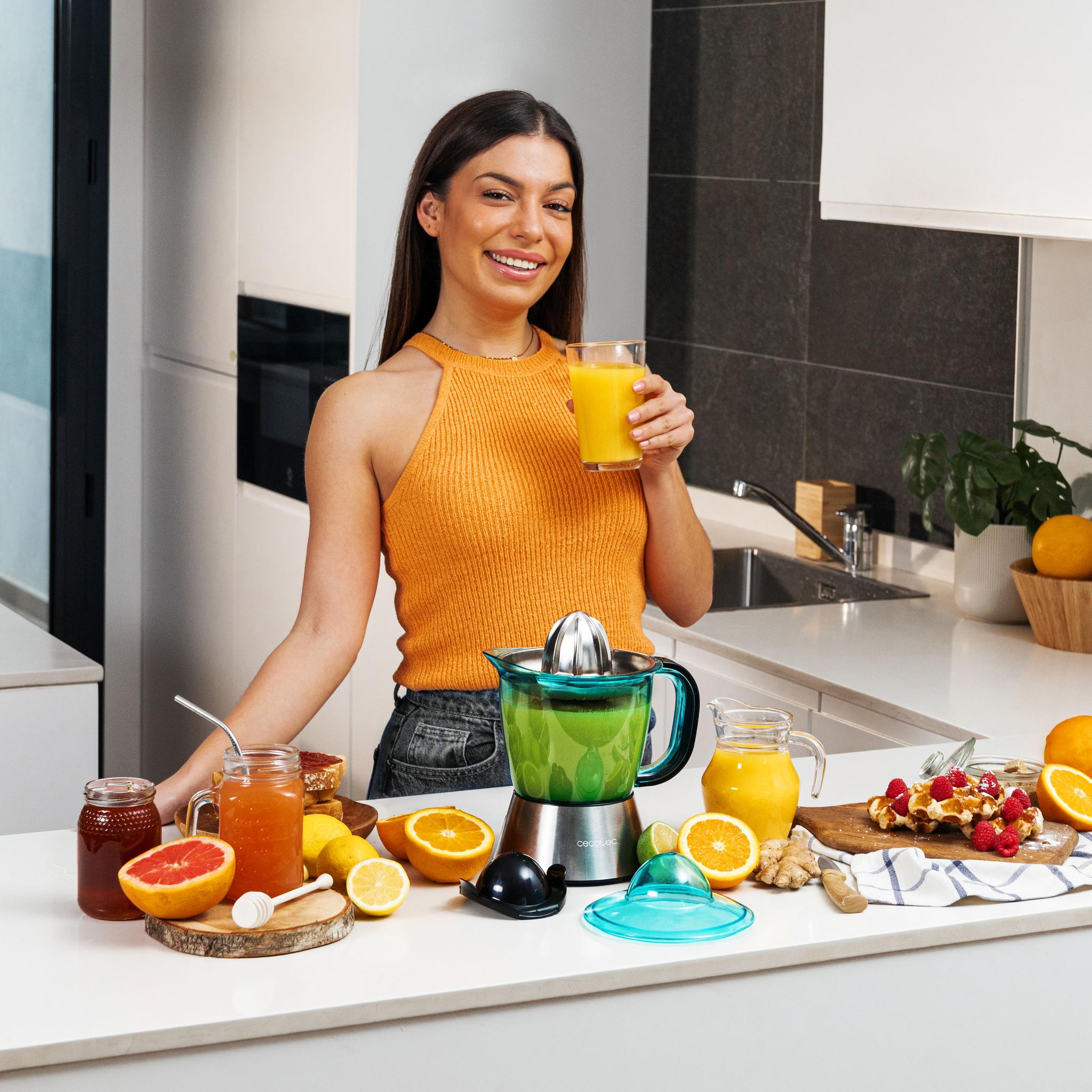 Cecotec Zitra Full Steel en cocina con frutas y zumo