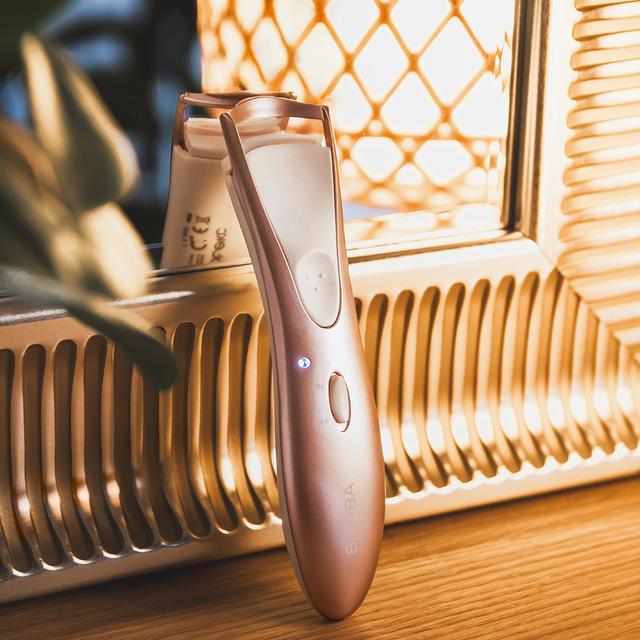 Bamba FaceCare i-Lash Curler Recourbe-cils à chauffe rapide en silicone, avec capteur de température et design ergonomique.