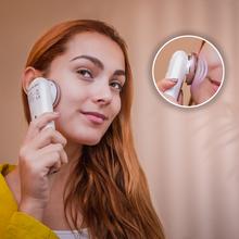 Bamba FaceCare LightSonic Masajeador facial de fototerapia con luz azul y luz roja, con función calor, vibración y microcorrientes EMS. Además posee pantalla y funciona con batería.