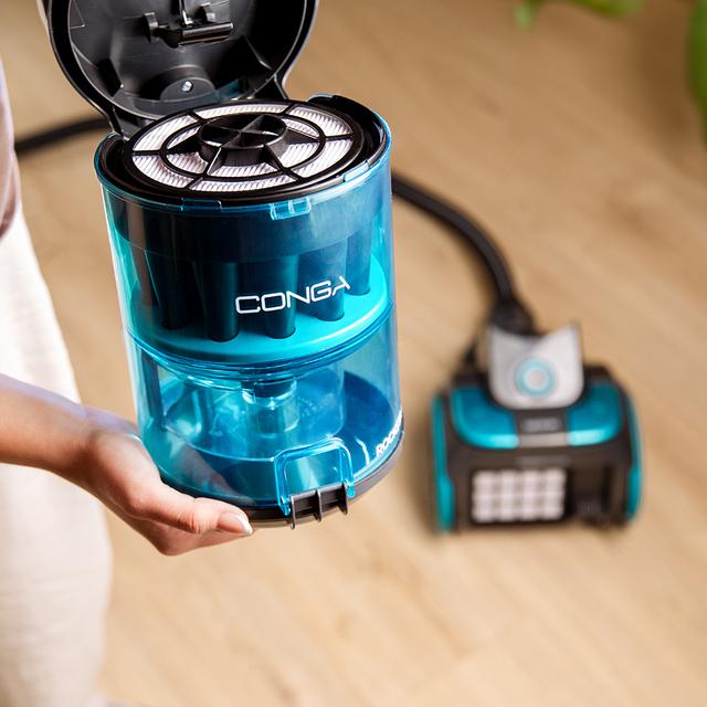 Conga Rockstar MulticyXL PowStyle Aspirateur-traîneau Conga Rockstar Multicyclonic XL PowerStyle de 900 W de puissance maximale. Aspirateur multi-cyclonique sans sac. Régulateur de puissance. Capacité maximale du réservoir jusqu’à 3,3 L avec double filtre HEPA et tube télescopique métallique. Rayon d'action de 8 mètres. 5 accessoires + accessoire spécial pour les poils des animaux.