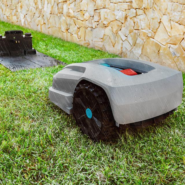 Robot tosaerba Conga GrassHopper 800 Connected. Motore Digital Brushless. Per superfici fino a 500 m2. Pendenza massima del 35%. Regolatore delle lame di taglio. Sensore per la pioggia. App Control.