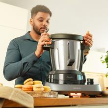 Mambo CooKing Victory Robot de cocina multifunción con dispensador de alimentos. 1700 W, 45 Funciones, Miles de Recetas Guiadas, Jarra Victory de 4,5L, Accesorios: Vaporera o Cesto para Hervir