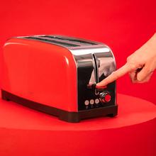 Vertikaler Stahltoaster mit langem Doppelschlitz, 1500 W Leistung und Brötchenhalter.