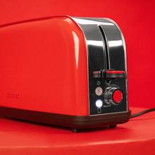 Toastin' time 850 Red Long Lite Tostapane verticale in acciaio con una fessura lunga e una potenza di 850 W.