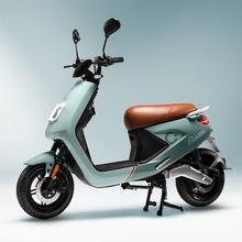 Cecotec Piazza (Azul) Con una potencia máxima de 1440W, y con opción de una o dos baterías (55-110 Km de autonomía).Disponible en dos colores, combina estilo y ligereza.L1eB (Equivalente a 49cc)