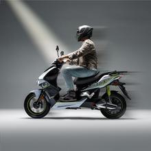 Cecotec Shark (Gris/Lima) Con una potencia máxima de 3600W, y con opción de una o dos baterías (66-132 Km de autonomía). Disponible en dos colores, combina diseño y agilidad.L1eB (Equivalente a 49cc)
