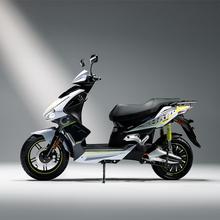 Cecotec Shark (Gris/Lima) Con una potencia máxima de 3600W, y con opción de una o dos baterías (66-132 Km de autonomía). Disponible en dos colores, combina diseño y agilidad.L1eB (Equivalente a 49cc)