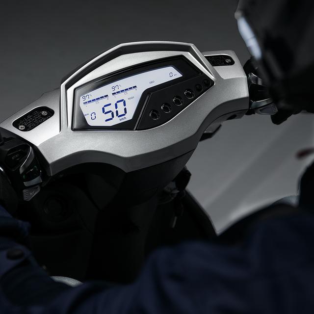 Cecotec Shark RS (Plata/Azul) La motocicleta eléctrica SHARK RS es potente, versátil y dinámica para quienes buscan estilo. Con un motor de 3200W y potencia máxima de 5760W, rinde de forma excepcional en ciudad y carretera gracias a sus 3 modos de conducción. Su doble batería de 72V 30Ah ofrece hasta 110km de autonomía, ideal para trayectos diarios. Las ruedas de 13” y 12” y frenos de disco hidráulicos, garantizan estabilidad y seguridad. Su diseño moderno en Plata y Azul la convierte en una opc