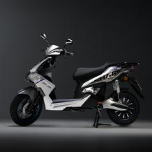 Cecotec Shark RS (Plata/Azul) La motocicleta eléctrica SHARK RS es potente, versátil y dinámica para quienes buscan estilo. Con un motor de 3200W y potencia máxima de 5760W, rinde de forma excepcional en ciudad y carretera gracias a sus 3 modos de conducción. Su doble batería de 72V 30Ah ofrece hasta 110km de autonomía, ideal para trayectos diarios. Las ruedas de 13” y 12” y frenos de disco hidráulicos, garantizan estabilidad y seguridad. Su diseño moderno en Plata y Azul la convierte en una opc