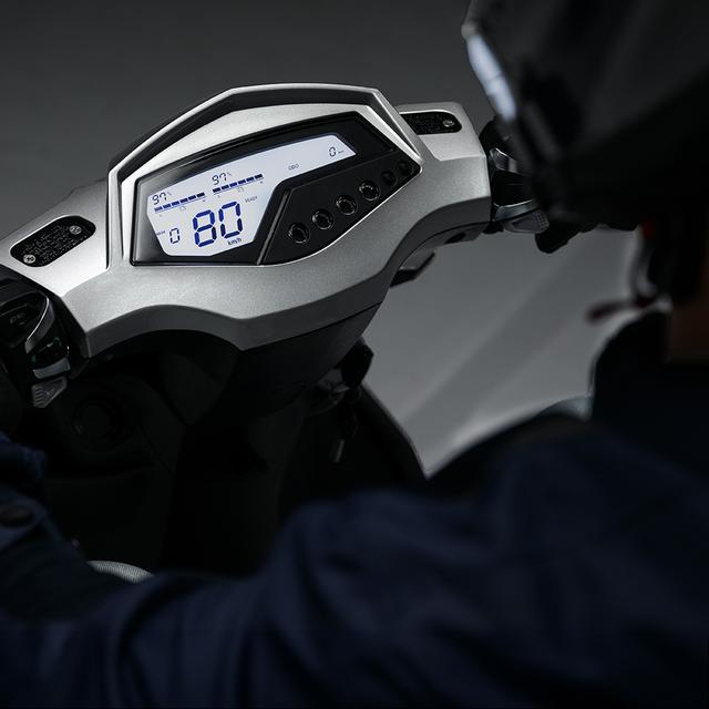 Cecotec Shark RS (Plata/Azul) Con una potencia máxima de 5760W y hasta 110km de autonomía.Disponible en dos colores, combina rendimiento y dinamismo.L3eB (Equivalente a 125cc)