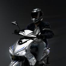 Cecotec Shark RS (Plata/Azul) La motocicleta eléctrica SHARK RS es potente, versátil y dinámica para quienes buscan estilo. Con un motor de 3200W y potencia máxima de 5760W, rinde de forma excepcional en ciudad y carretera gracias a sus 3 modos de conducción. Su doble batería de 72V 30Ah ofrece hasta 110km de autonomía, ideal para trayectos diarios. Las ruedas de 13” y 12” y frenos de disco hidráulicos, garantizan estabilidad y seguridad. Su diseño moderno en Plata y Azul la convierte en una opc