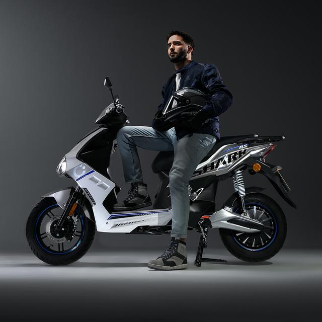 Cecotec Shark RS (Plata/Azul) La motocicleta eléctrica SHARK RS es potente, versátil y dinámica para quienes buscan estilo. Con un motor de 3200W y potencia máxima de 5760W, rinde de forma excepcional en ciudad y carretera gracias a sus 3 modos de conducción. Su doble batería de 72V 30Ah ofrece hasta 110km de autonomía, ideal para trayectos diarios. Las ruedas de 13” y 12” y frenos de disco hidráulicos, garantizan estabilidad y seguridad. Su diseño moderno en Plata y Azul la convierte en una opc